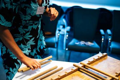 Quatre voitures sportives colorées alignées sur un parking en plein air, entourées de verdure.
