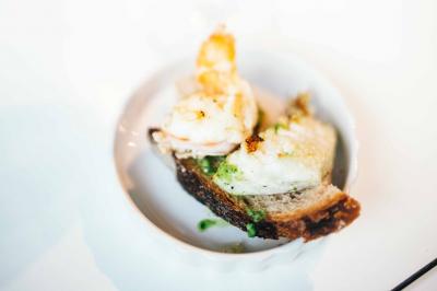 Quatre voitures sportives colorées alignées sur un parking en plein air, entourées de verdure.