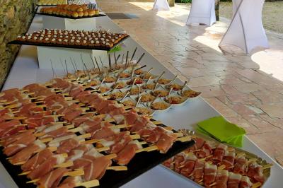Table dressée avec des verres et un seau à champagne devant une baie vitrée, logo ’Aux Saveurs du Jour’ au mur.