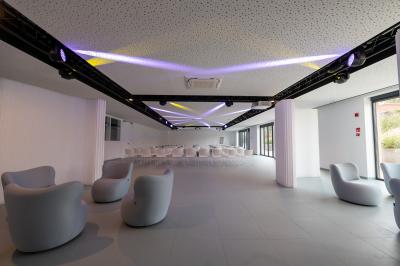 Exposition de véhicules Range Rover et Jaguar dans un showroom éclairé avec des fiches techniques visibles.