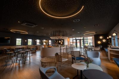 Exposition de véhicules Range Rover et Jaguar dans un showroom éclairé avec des fiches techniques visibles.