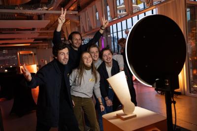 Deux cibles de fléchettes lumineuses dans un espace de loisirs intérieur, avec éclairage coloré et décorations modernes.