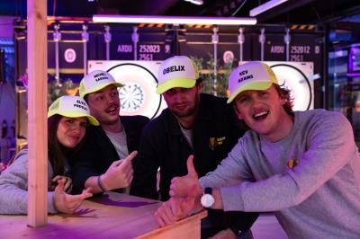 Deux cibles de fléchettes lumineuses dans un espace de loisirs intérieur, avec éclairage coloré et décorations modernes.