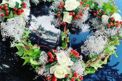 Miniature Les Créa's de Cynthia #4 Jeune femme portant une couronne de fleurs blanches, vêtue de dentelle blanche, dans un jardin verdoyant.