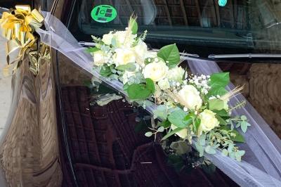 Miniature Les Créa's de Cynthia #5 Jeune femme portant une couronne de fleurs blanches, vêtue de dentelle blanche, dans un jardin verdoyant.