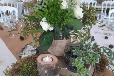 Miniature Les Créa's de Cynthia #6 Jeune femme portant une couronne de fleurs blanches, vêtue de dentelle blanche, dans un jardin verdoyant.