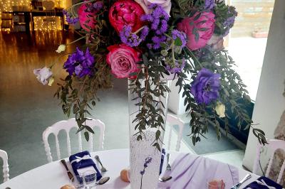 Miniature Les Créa's de Cynthia #10 Jeune femme portant une couronne de fleurs blanches, vêtue de dentelle blanche, dans un jardin verdoyant.