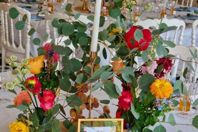 Miniature Les Créa's de Cynthia #11 Jeune femme portant une couronne de fleurs blanches, vêtue de dentelle blanche, dans un jardin verdoyant.