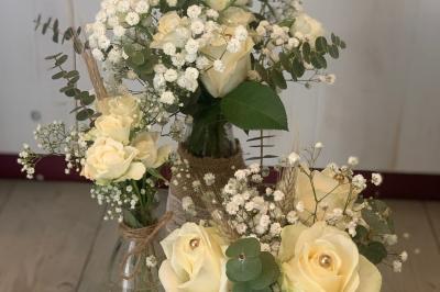 Miniature Les Créa's de Cynthia #14 Jeune femme portant une couronne de fleurs blanches, vêtue de dentelle blanche, dans un jardin verdoyant.