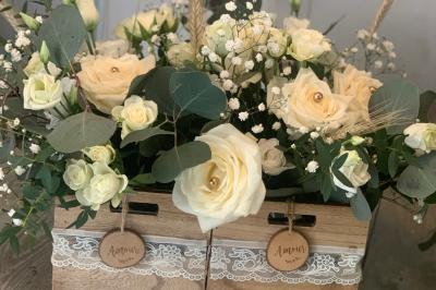 Miniature Les Créa's de Cynthia #16 Jeune femme portant une couronne de fleurs blanches, vêtue de dentelle blanche, dans un jardin verdoyant.