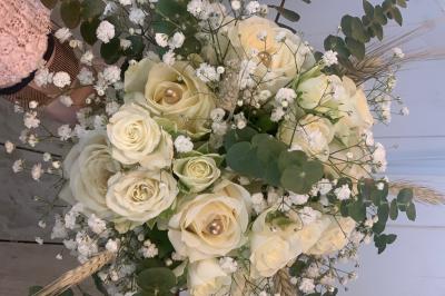 Miniature Les Créa's de Cynthia #17 Jeune femme portant une couronne de fleurs blanches, vêtue de dentelle blanche, dans un jardin verdoyant.