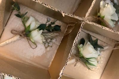 Miniature Les Créa's de Cynthia #29 Jeune femme portant une couronne de fleurs blanches, vêtue de dentelle blanche, dans un jardin verdoyant.