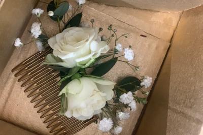 Miniature Les Créa's de Cynthia #30 Jeune femme portant une couronne de fleurs blanches, vêtue de dentelle blanche, dans un jardin verdoyant.