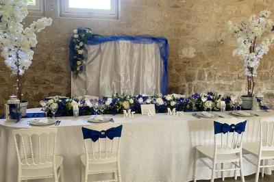 Miniature Les Créa's de Cynthia #25 Jeune femme portant une couronne de fleurs blanches, vêtue de dentelle blanche, dans un jardin verdoyant.