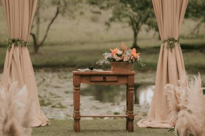 Miniature Les Créa's de Cynthia #27 Jeune femme portant une couronne de fleurs blanches, vêtue de dentelle blanche, dans un jardin verdoyant.