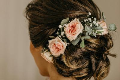 Miniature Les Créa's de Cynthia #3 Jeune femme portant une couronne de fleurs blanches, vêtue de dentelle blanche, dans un jardin verdoyant.