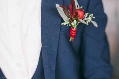 Miniature Les Créa's de Cynthia #28 Jeune femme portant une couronne de fleurs blanches, vêtue de dentelle blanche, dans un jardin verdoyant.