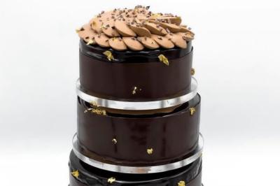 Miniature Traiteur Corbeil-Essonnes (Essonne) - La Perle Traiteur #7 Buffet avec assortiments de sandwichs, samoussas, mini-burgers, canapés et coupes de fruits sur une table blanche.