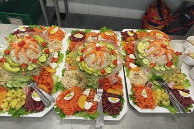 Miniature Traiteur Corbeil-Essonnes (Essonne) - La Perle Traiteur #3 Buffet avec assortiments de sandwichs, samoussas, mini-burgers, canapés et coupes de fruits sur une table blanche.