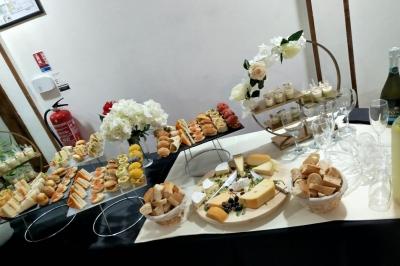 Miniature Traiteur Corbeil-Essonnes (Essonne) - La Perle Traiteur #11 Buffet avec assortiments de sandwichs, samoussas, mini-burgers, canapés et coupes de fruits sur une table blanche.