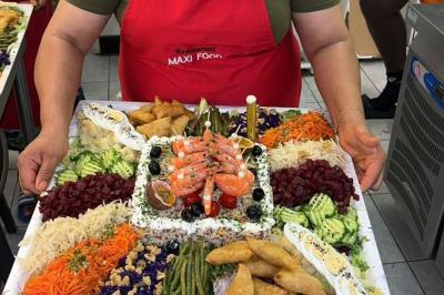 Miniature Traiteur Corbeil-Essonnes (Essonne) - La Perle Traiteur #14 Buffet avec assortiments de sandwichs, samoussas, mini-burgers, canapés et coupes de fruits sur une table blanche.