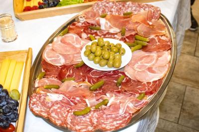 Miniature Traiteur Corbeil-Essonnes (Essonne) - La Perle Traiteur #20 Buffet avec assortiments de sandwichs, samoussas, mini-burgers, canapés et coupes de fruits sur une table blanche.