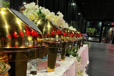 Miniature Traiteur Corbeil-Essonnes (Essonne) - La Perle Traiteur #21 Buffet avec assortiments de sandwichs, samoussas, mini-burgers, canapés et coupes de fruits sur une table blanche.