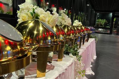 Miniature Traiteur Corbeil-Essonnes (Essonne) - La Perle Traiteur #23 Buffet avec assortiments de sandwichs, samoussas, mini-burgers, canapés et coupes de fruits sur une table blanche.