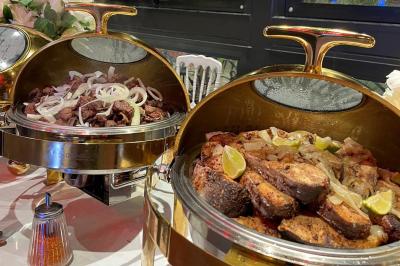 Miniature Traiteur Corbeil-Essonnes (Essonne) - La Perle Traiteur #26 Buffet avec assortiments de sandwichs, samoussas, mini-burgers, canapés et coupes de fruits sur une table blanche.