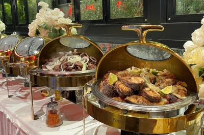 Miniature Traiteur Corbeil-Essonnes (Essonne) - La Perle Traiteur #27 Buffet avec assortiments de sandwichs, samoussas, mini-burgers, canapés et coupes de fruits sur une table blanche.