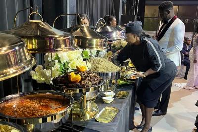 Miniature Traiteur Corbeil-Essonnes (Essonne) - La Perle Traiteur #30 Buffet avec assortiments de sandwichs, samoussas, mini-burgers, canapés et coupes de fruits sur une table blanche.