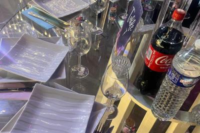 Miniature Traiteur Corbeil-Essonnes (Essonne) - La Perle Traiteur #31 Buffet avec assortiments de sandwichs, samoussas, mini-burgers, canapés et coupes de fruits sur une table blanche.