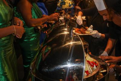 Miniature Traiteur Corbeil-Essonnes (Essonne) - La Perle Traiteur #32 Buffet avec assortiments de sandwichs, samoussas, mini-burgers, canapés et coupes de fruits sur une table blanche.