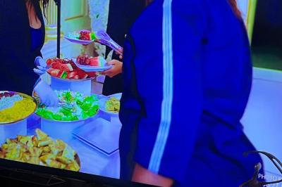 Miniature Traiteur Corbeil-Essonnes (Essonne) - La Perle Traiteur #34 Buffet avec assortiments de sandwichs, samoussas, mini-burgers, canapés et coupes de fruits sur une table blanche.