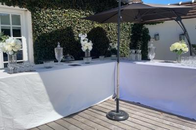 Miniature Traiteur Corbeil-Essonnes (Essonne) - La Perle Traiteur #35 Buffet avec assortiments de sandwichs, samoussas, mini-burgers, canapés et coupes de fruits sur une table blanche.