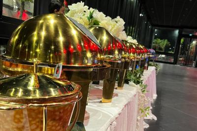 Plateau circulaire avec des pâtisseries miniatures, entouré de divers amuse-bouches et desserts sur une table.