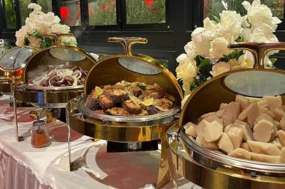 Plateau circulaire avec des pâtisseries miniatures, entouré de divers amuse-bouches et desserts sur une table.