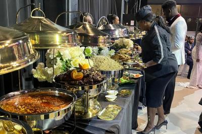 Plateau circulaire avec des pâtisseries miniatures, entouré de divers amuse-bouches et desserts sur une table.