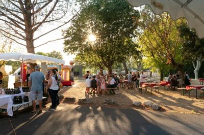 Miniature Yannick Libourel Photographe #2 Paysage au crépuscule avec silhouettes de collines, arbres et habitations sous un ciel dégradé du bleu à l'orange.