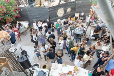 Miniature Yannick Libourel Photographe #5 Paysage au crépuscule avec silhouettes de collines, arbres et habitations sous un ciel dégradé du bleu à l'orange.