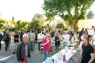 Miniature Yannick Libourel Photographe #6 Paysage au crépuscule avec silhouettes de collines, arbres et habitations sous un ciel dégradé du bleu à l'orange.