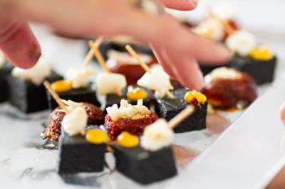 Miniature Yannick Libourel Photographe #8 Paysage au crépuscule avec silhouettes de collines, arbres et habitations sous un ciel dégradé du bleu à l'orange.