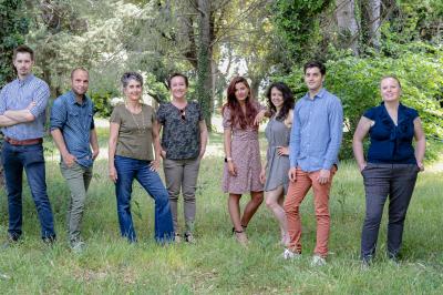 Miniature Yannick Libourel Photographe #10 Paysage au crépuscule avec silhouettes de collines, arbres et habitations sous un ciel dégradé du bleu à l'orange.