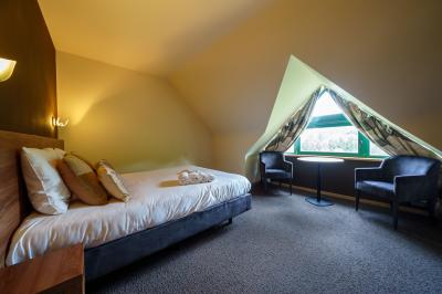 Terrasse extérieure avec tables et chaises disposées autour d’un bâtiment circulaire, vue aérienne.