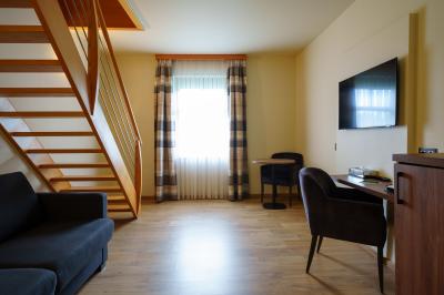 Terrasse extérieure avec tables et chaises disposées autour d’un bâtiment circulaire, vue aérienne.