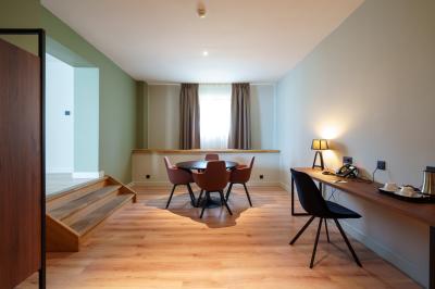 Terrasse extérieure avec tables et chaises disposées autour d’un bâtiment circulaire, vue aérienne.