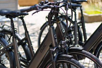 Terrasse extérieure avec tables et chaises disposées autour d’un bâtiment circulaire, vue aérienne.