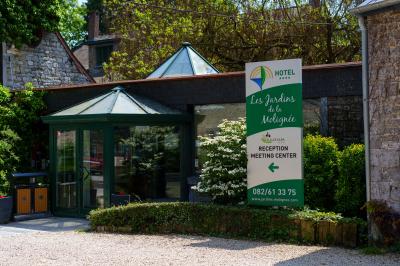 Terrasse extérieure avec tables et chaises disposées autour d’un bâtiment circulaire, vue aérienne.