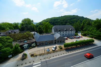 Terrasse extérieure avec tables et chaises disposées autour d’un bâtiment circulaire, vue aérienne.