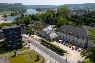 Terrasse extérieure avec tables et chaises disposées autour d’un bâtiment circulaire, vue aérienne.